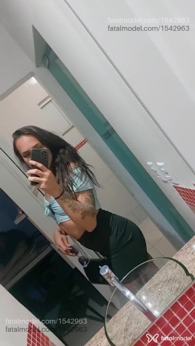 Acompanhante travesti com cabelo castanho de olhos mel em Unaí - Sophia
