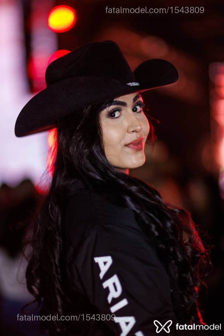 Acompanhante mulher trans morena (o) de olhos castanhos - Isadora Vicente