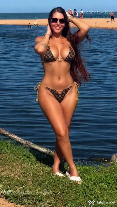 Acompanhante mulher com cabelo castanho de olhos verdes em Manhuaçu - Francinne