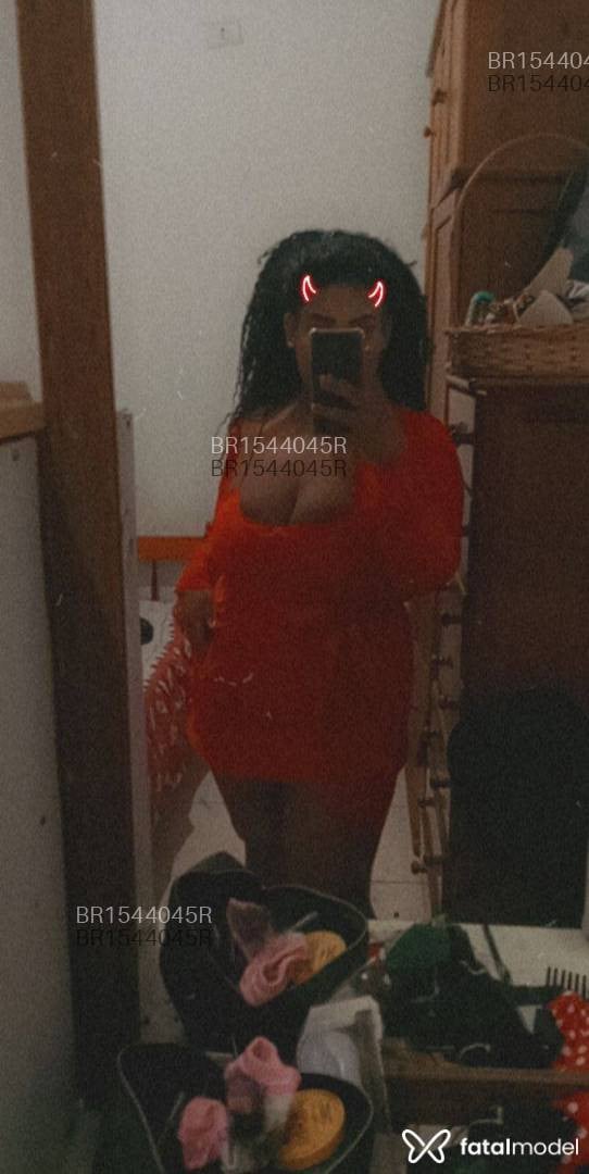 Acompanhante mulher com cabelo colorido de olhos castanhos em São José dos Campos - Renata Bueno