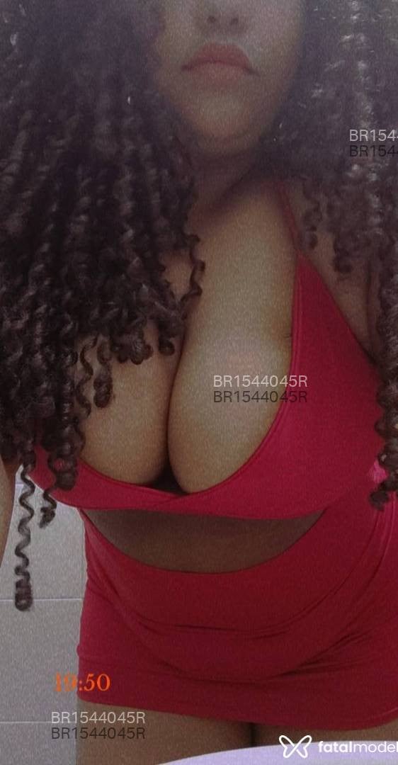 Acompanhante mulher com cabelo colorido de olhos castanhos em São José dos Campos - Renata Bueno