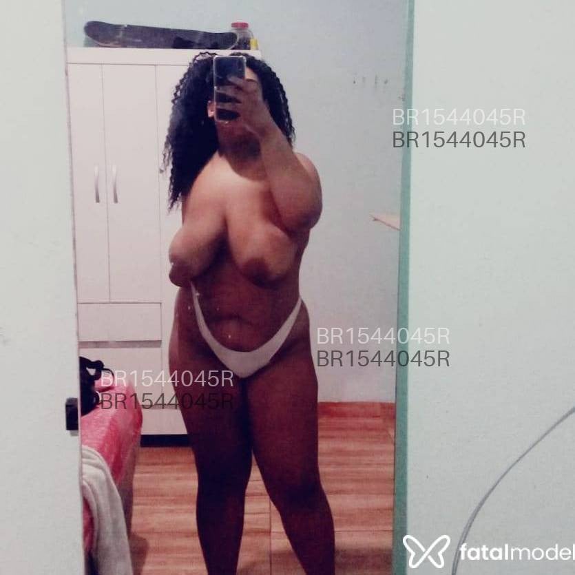 Acompanhante mulher com cabelo colorido de olhos castanhos em São José dos Campos - Renata Bueno