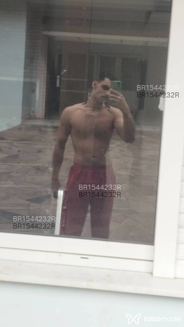 Acompanhante homem com cabelo castanho de olhos castanhos - Komurasaki Acompanhante homem com cabelo castanho de olhos castanhos - Komurasaki
