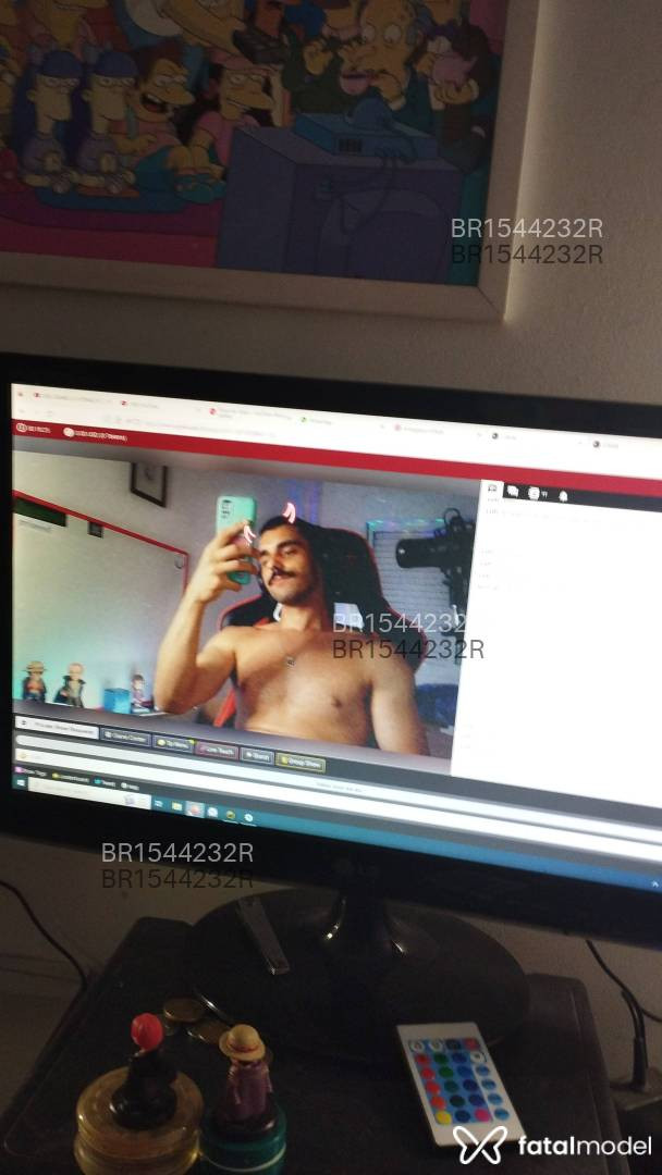 Acompanhante homem com cabelo castanho de olhos castanhos - Komurasaki Acompanhante homem com cabelo castanho de olhos castanhos - Komurasaki
