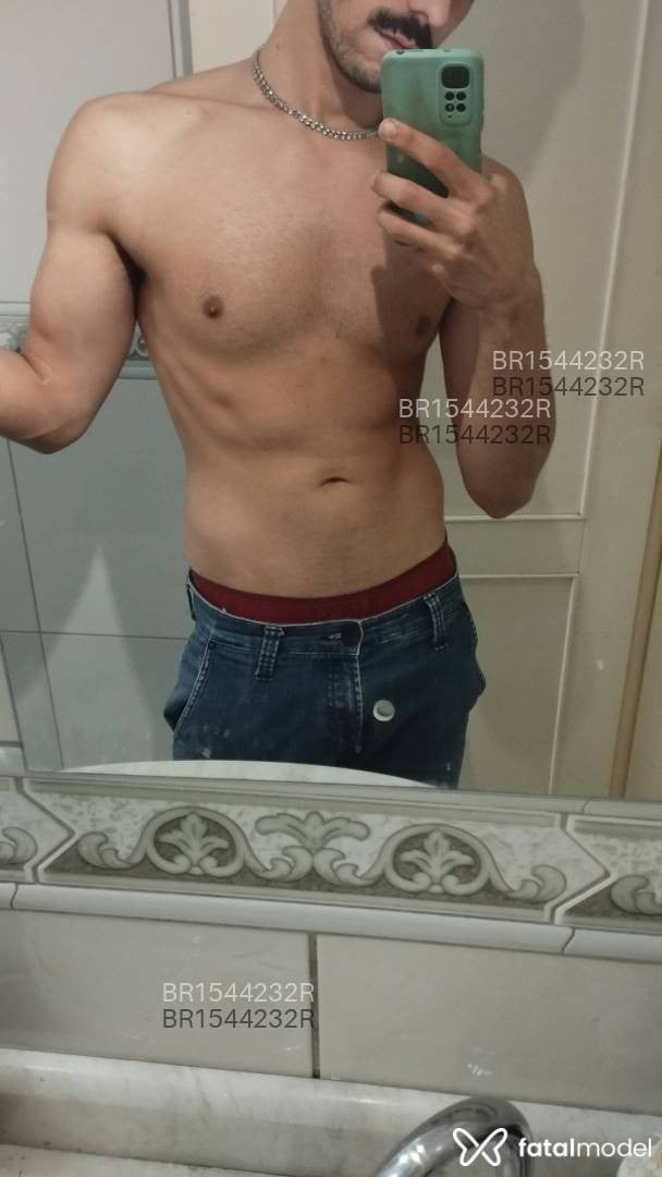 Acompanhante homem com cabelo castanho de olhos castanhos - Komurasaki Acompanhante homem com cabelo castanho de olhos castanhos - Komurasaki