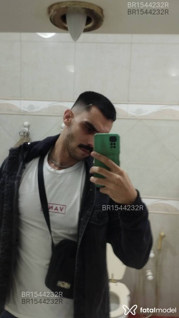 Acompanhante homem com cabelo castanho de olhos castanhos - Komurasaki Acompanhante homem com cabelo castanho de olhos castanhos - Komurasaki
