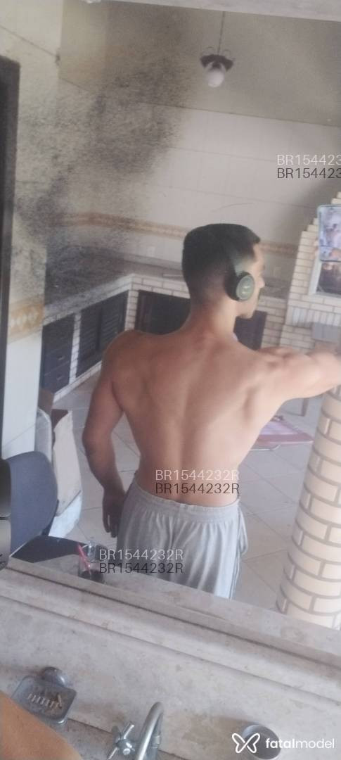 Acompanhante homem com cabelo castanho de olhos castanhos - Komurasaki Acompanhante homem com cabelo castanho de olhos castanhos - Komurasaki