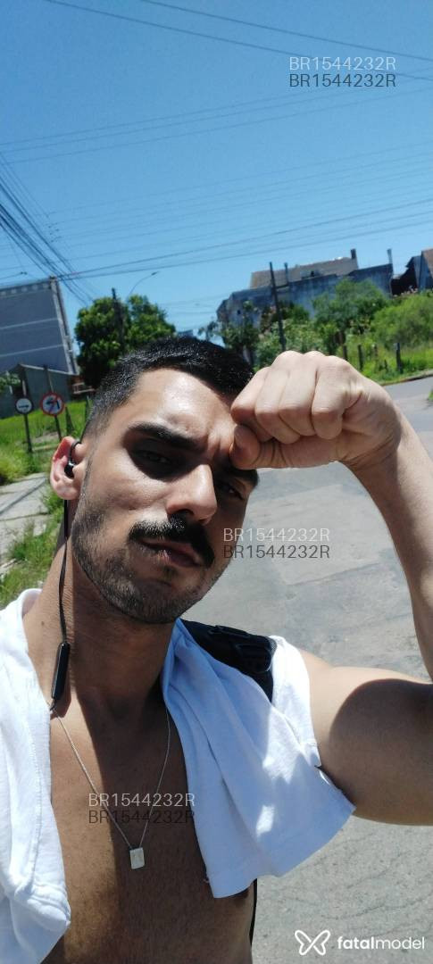 Acompanhante homem com cabelo castanho de olhos castanhos - Komurasaki Acompanhante homem com cabelo castanho de olhos castanhos - Komurasaki