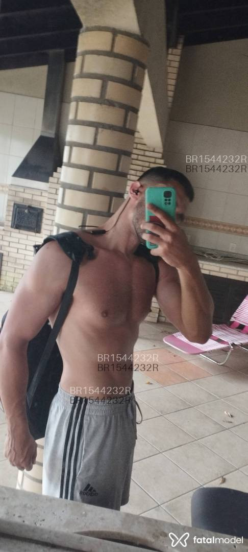 Acompanhante homem com cabelo castanho de olhos castanhos - Komurasaki Acompanhante homem com cabelo castanho de olhos castanhos - Komurasaki
