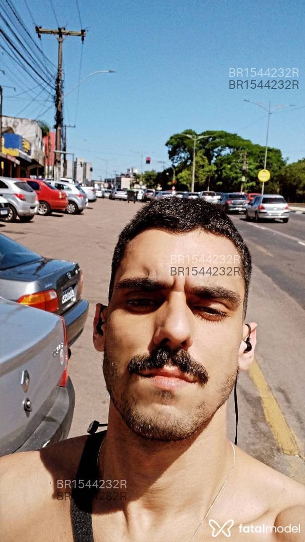 Acompanhante homem com cabelo castanho de olhos castanhos - Komurasaki Acompanhante homem com cabelo castanho de olhos castanhos - Komurasaki