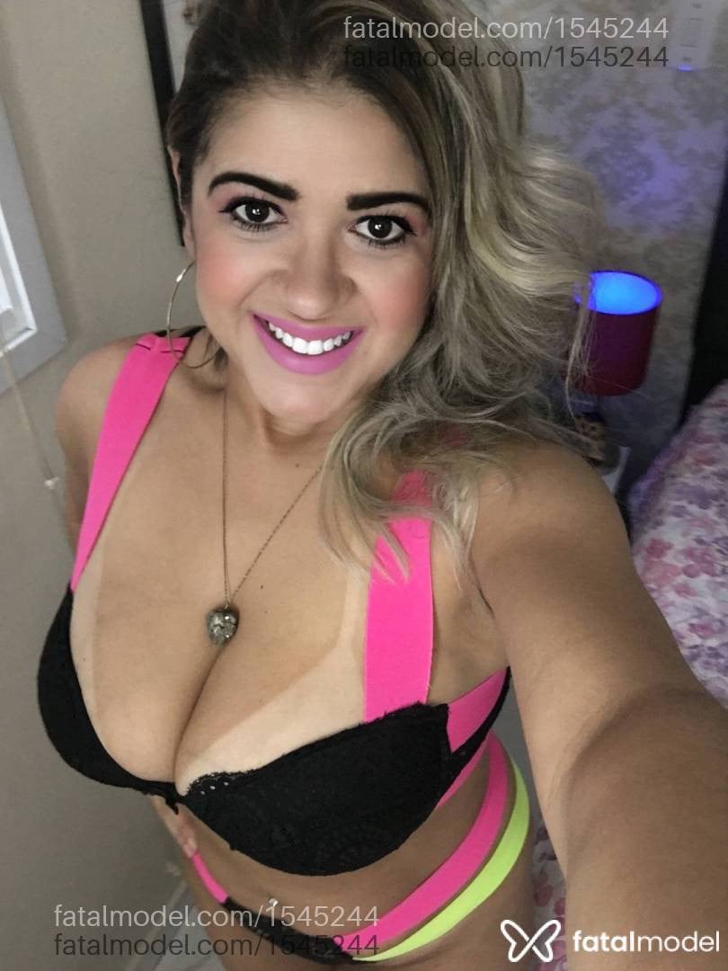 Acompanhante mulher loira (o) de olhos castanhos - Julia Becker