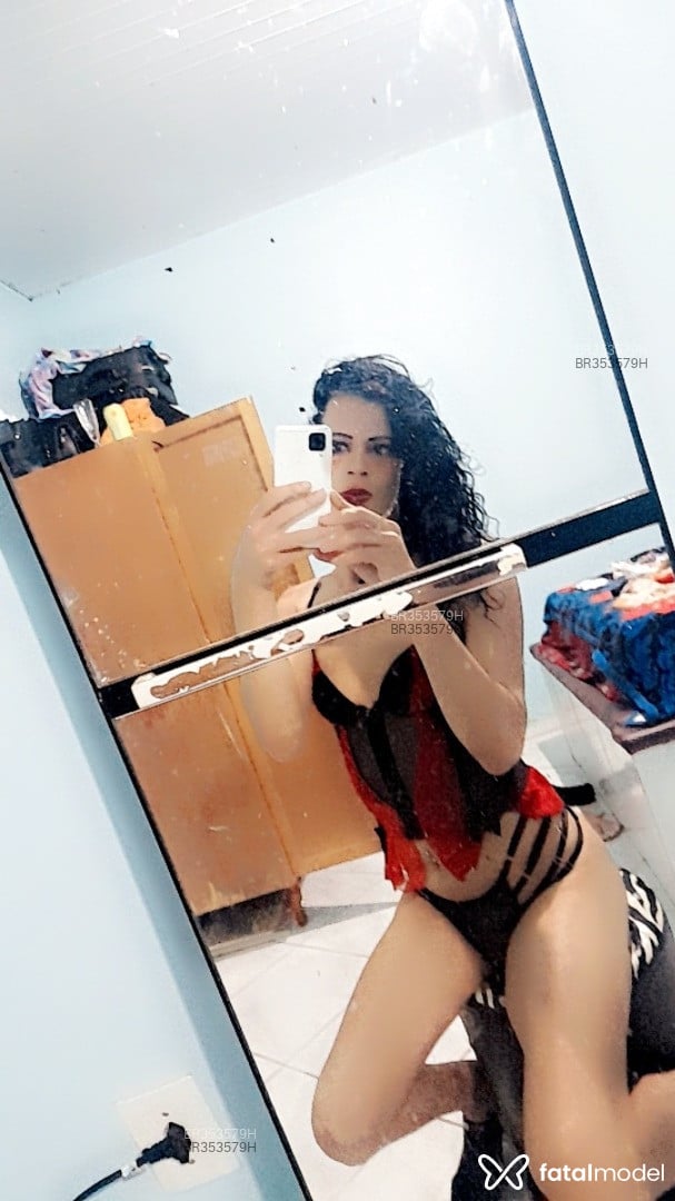 Acompanhante travesti com cabelo castanho de olhos pretos - Luany