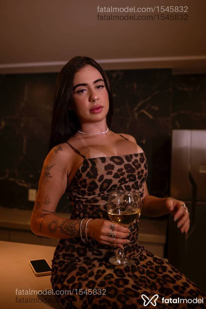 Acompanhante mulher com cabelo castanho de olhos castanhos - Mel