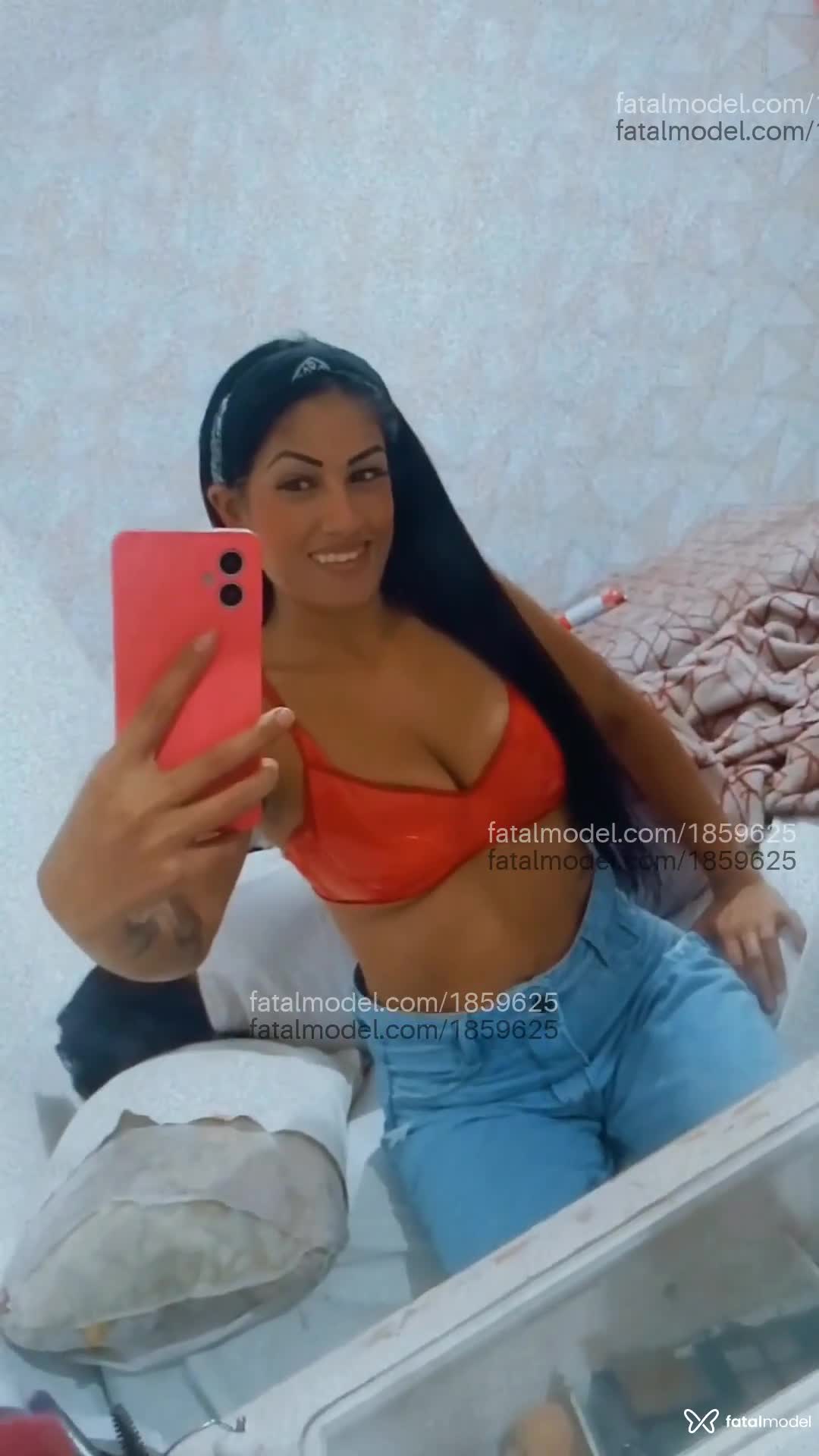 Acompanhante mulher morena (o) de olhos pretos em Virtual Acompanhante mulher morena (o) de olhos pretos em Virtual - Tiffy