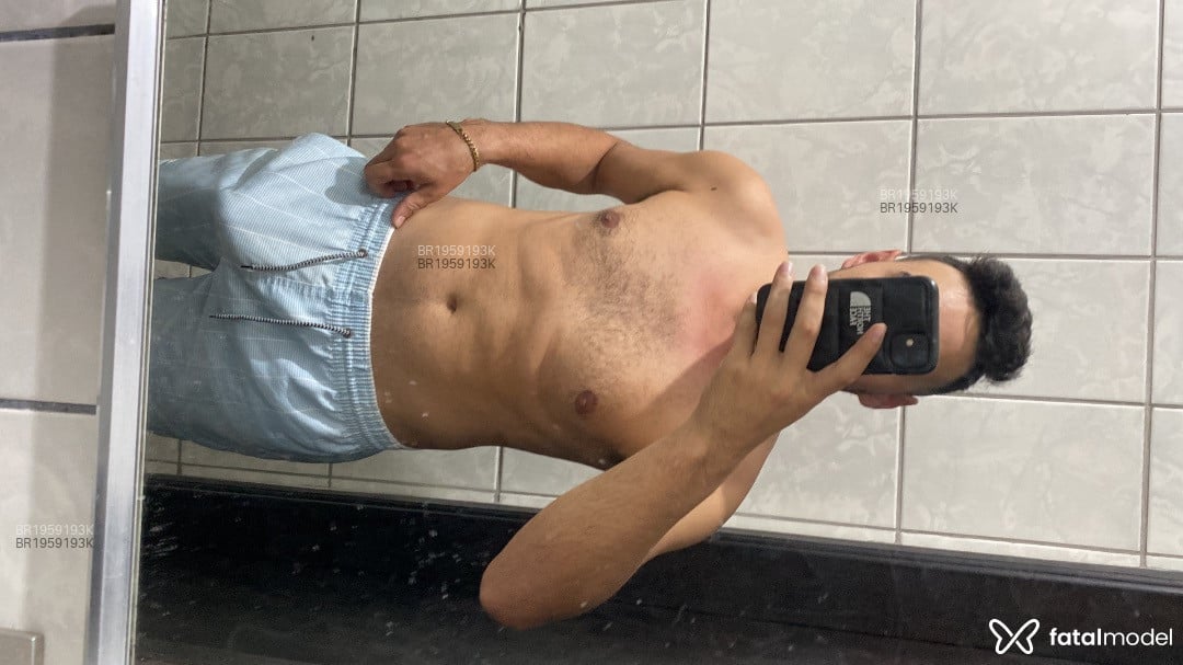 Acompanhante homem morena (o) de olhos castanhos em Itapema - Mathias