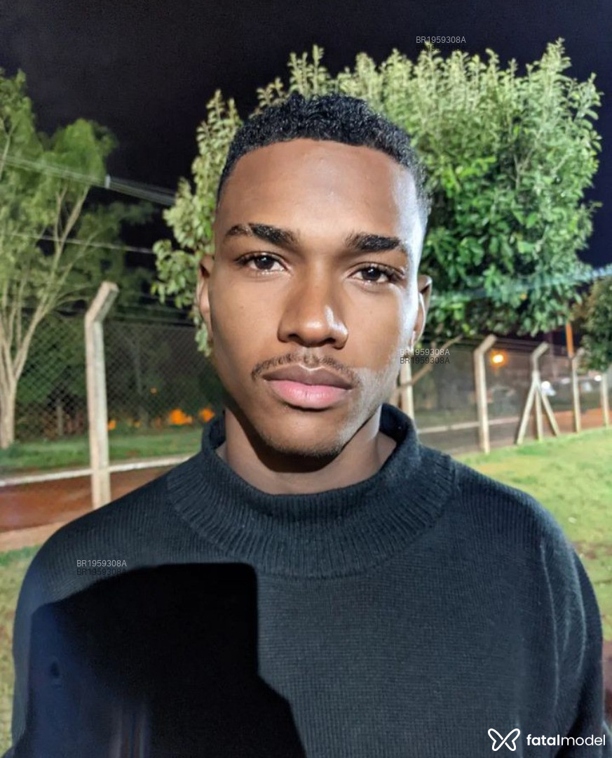 Acompanhante homem com cabelo castanho de olhos castanhos em Virtual Acompanhante homem com cabelo castanho de olhos castanhos em Virtual - Robert Henrique