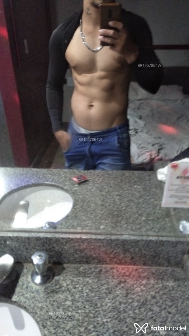 Acompanhante homem morena (o) de olhos castanhos - Falcão