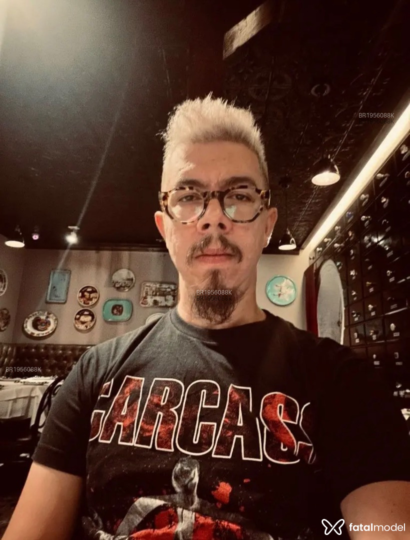 Acompanhante homem com cabelo castanho de olhos castanhos em Ilhabela - Switcher Kinky
