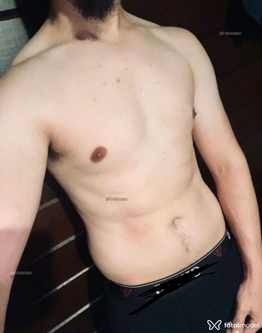 Acompanhante homem com cabelo castanho de olhos castanhos em Ilhabela - Switcher Kinky