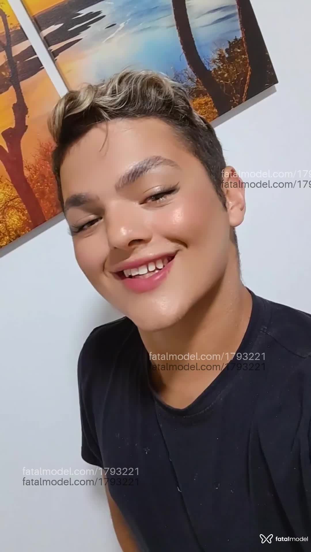 Acompanhante não-binário com cabelo castanho de olhos castanhos em Balneário Camboriú Acompanhante não-binário com cabelo castanho de olhos castanhos em Balneário Camboriú - Almeida