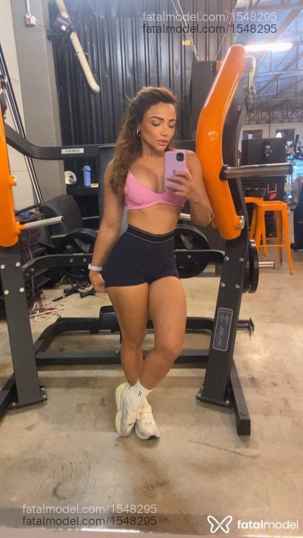Acompanhante mulher com cabelo castanho de olhos castanhos - Gisely Ceará