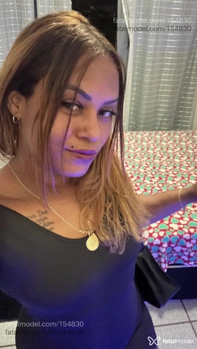 Acompanhante mulher com cabelo colorido de olhos castanhos - Manu Acompanhante mulher com cabelo colorido de olhos castanhos - Manu