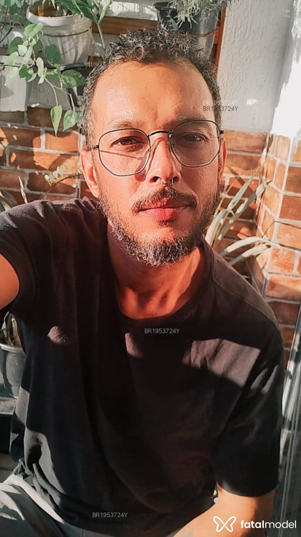 Acompanhante homem morena (o) de olhos castanhos em São Paulo Acompanhante homem morena (o) de olhos castanhos em São Paulo - Bakari Daudi