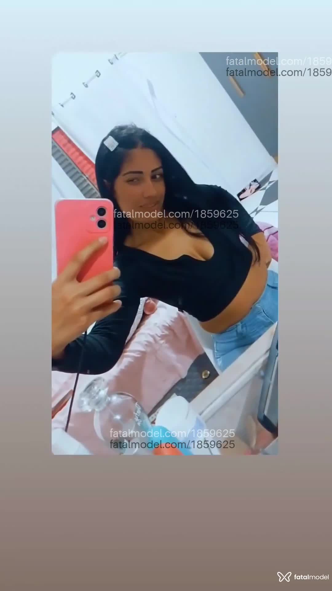 Acompanhante mulher morena (o) de olhos pretos em Virtual Acompanhante mulher morena (o) de olhos pretos em Virtual - Tiffy