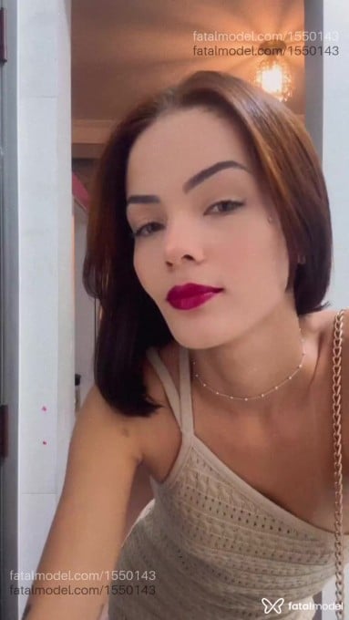Acompanhante mulher com cabelo castanho de olhos verdes - Júlia Cavalieri