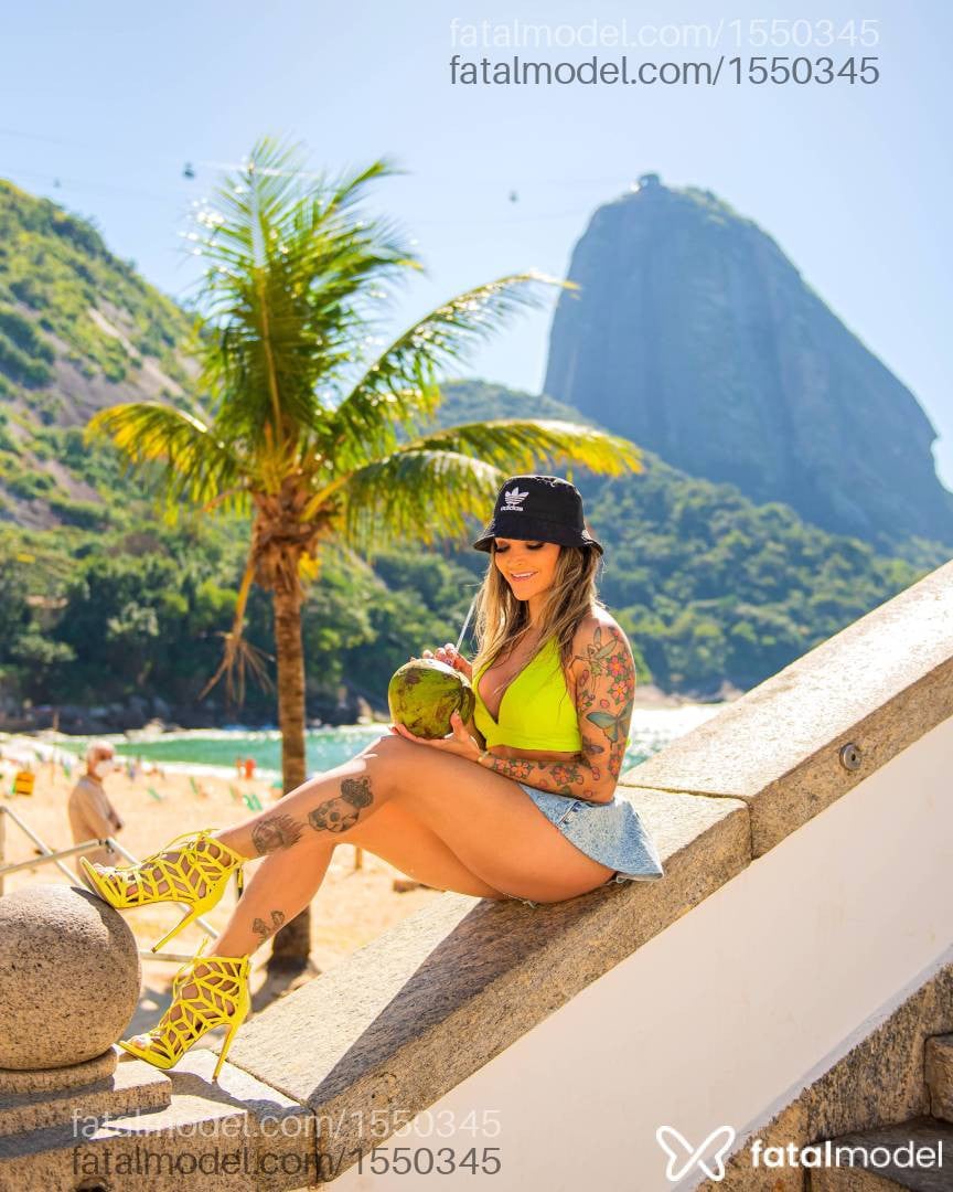 Acompanhante mulher loira (o) de olhos castanhos - Caroline bianca