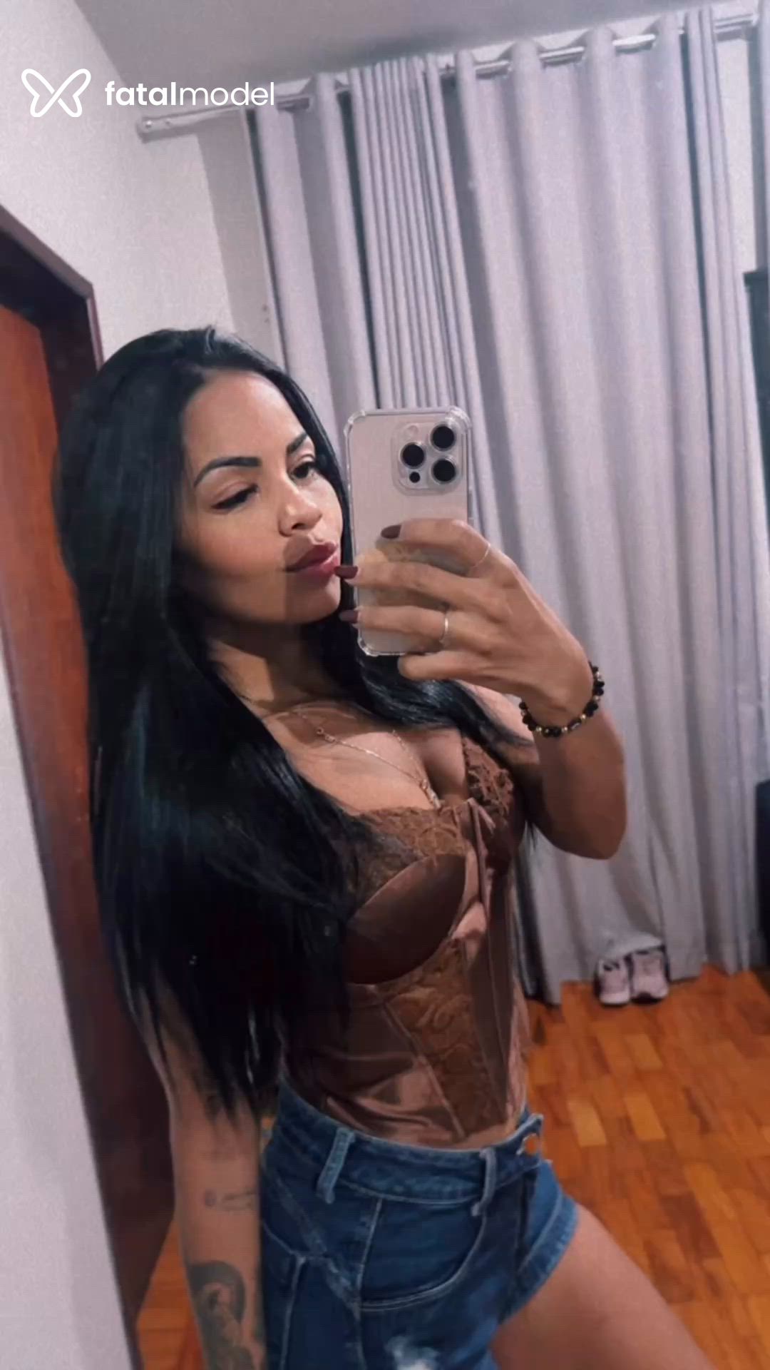 Acompanhante mulher morena (o) de olhos castanhos em Três Corações Acompanhante mulher morena (o) de olhos castanhos em Três Corações - Luara