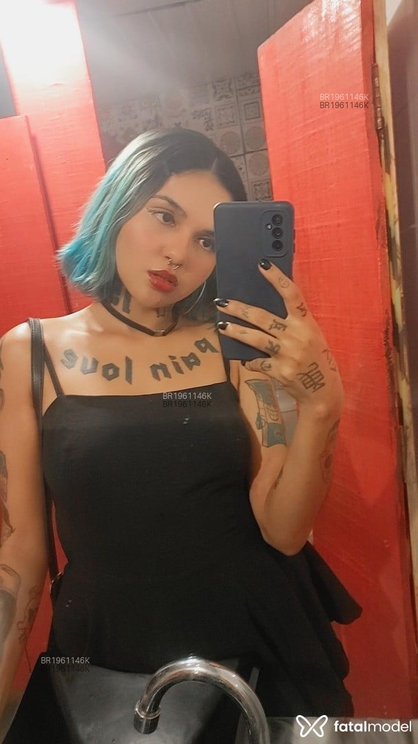 Acompanhante mulher com cabelo colorido de olhos azuis em Fortaleza - Mari jany