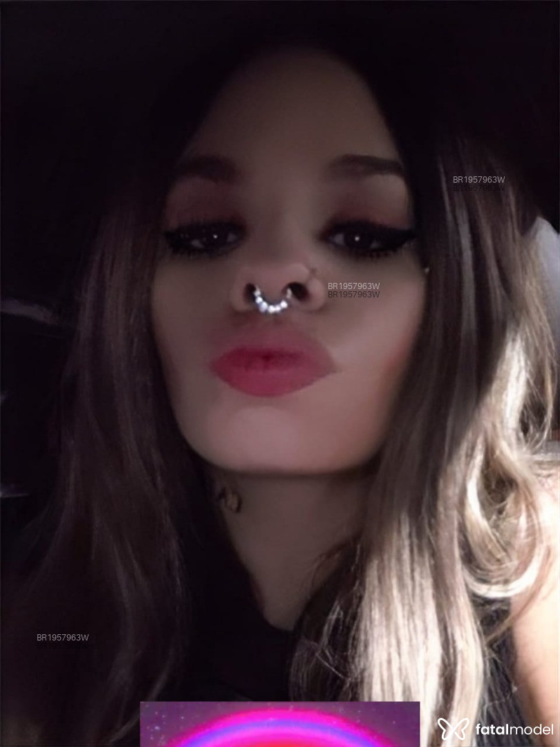 Acompanhante mulher loira (o) de olhos castanhos em Virtual - Paola Vick