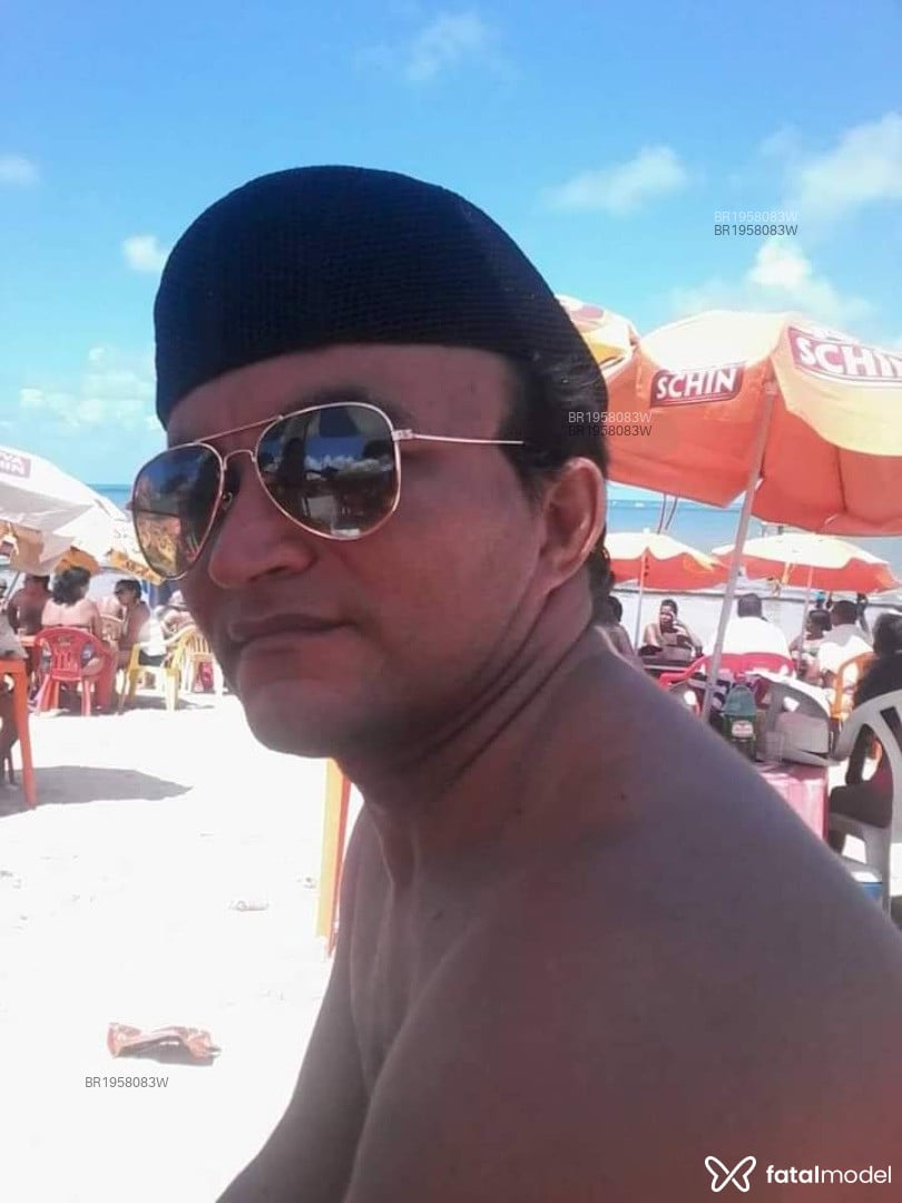 Acompanhante homem com cabelo castanho de olhos castanhos em Alta Floresta Acompanhante homem com cabelo castanho de olhos castanhos em Alta Floresta - Carvalho