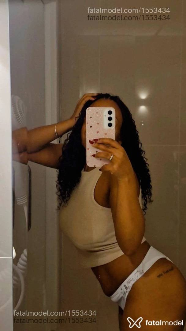 Acompanhante mulher morena (o) de olhos pretos - Megan