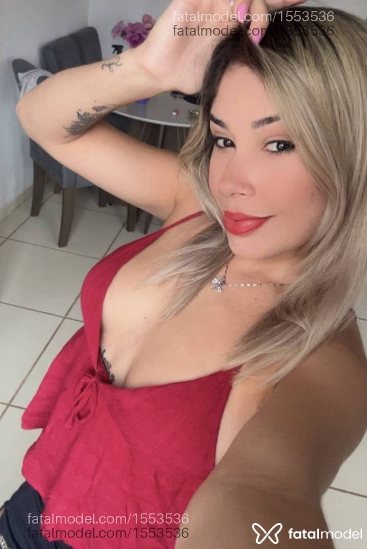 Acompanhante mulher loira (o) de olhos castanhos - Beatriz