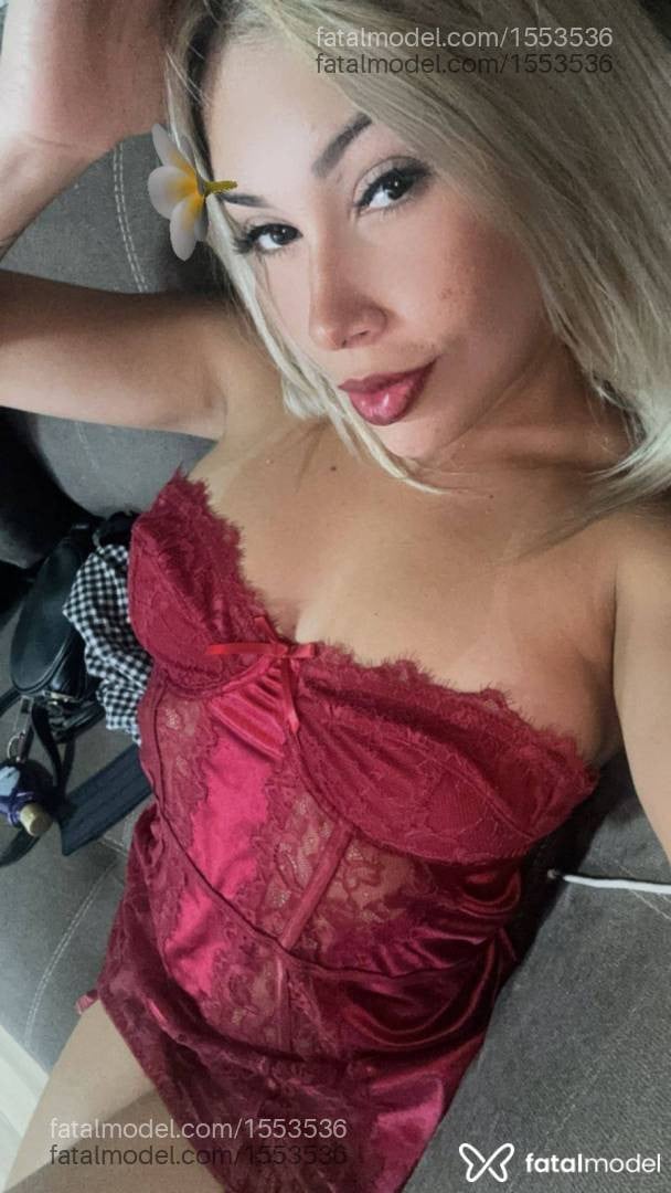 Acompanhante mulher loira (o) de olhos castanhos - Beatriz