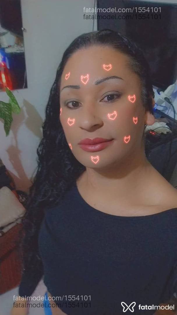 Acompanhante mulher trans com cabelo castanho de olhos mel - Rainhadelicia
