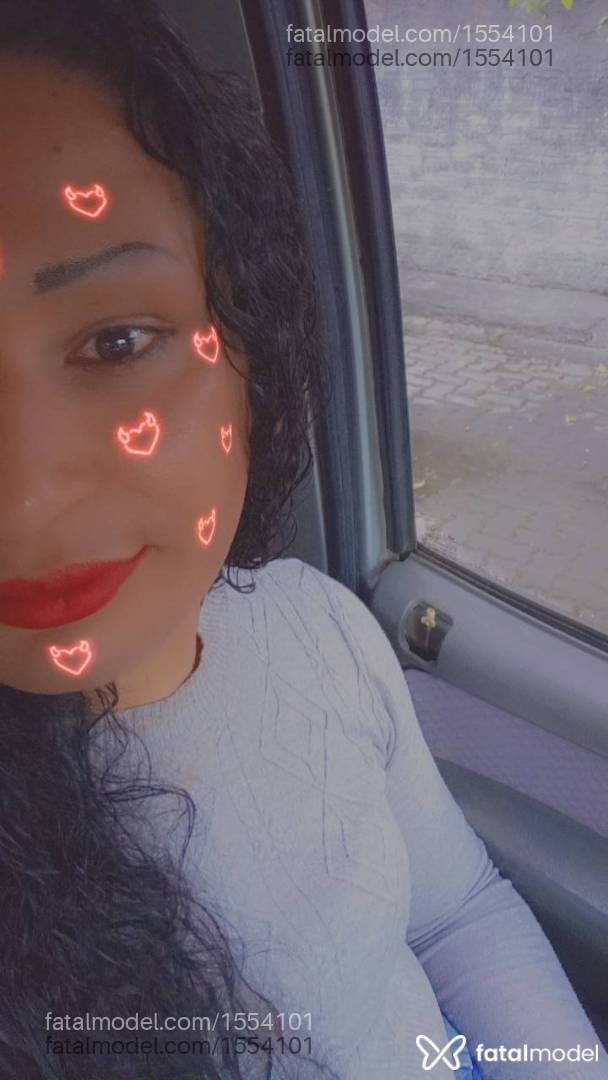 Acompanhante mulher trans com cabelo castanho de olhos mel - Rainhadelicia