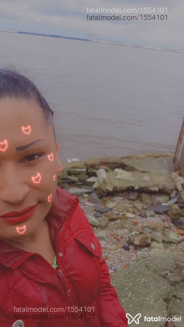 Acompanhante mulher trans com cabelo castanho de olhos mel - Rainhadelicia