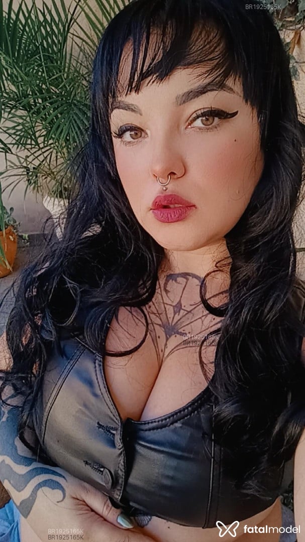 Acompanhante mulher morena (o) de olhos mel em Virtual Acompanhante mulher morena (o) de olhos mel em Virtual - Wasabi