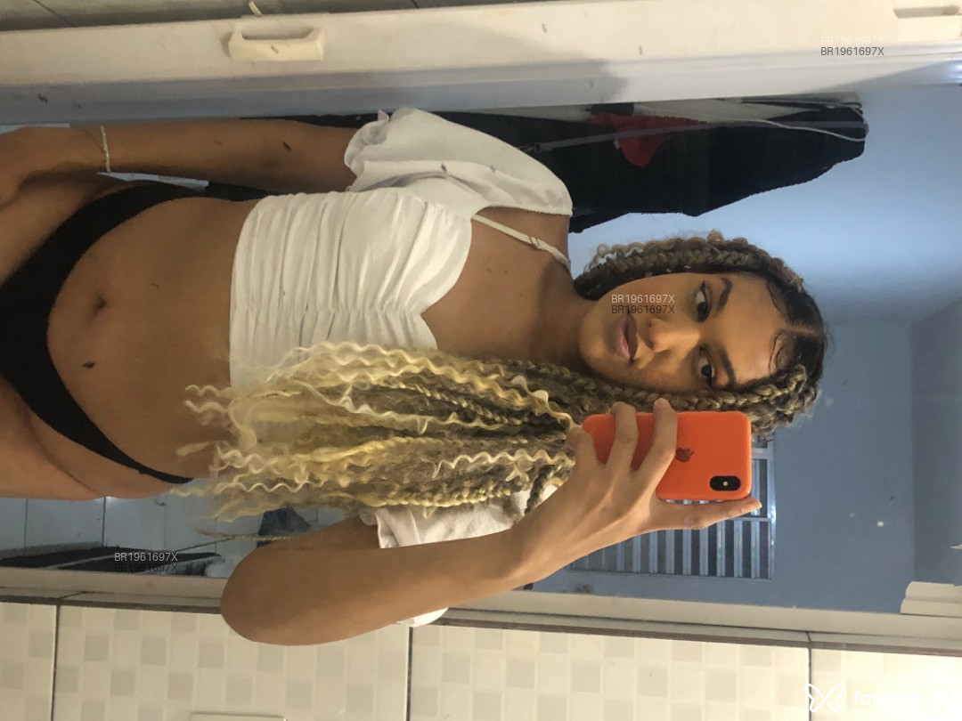 Acompanhante mulher trans loira (o) de olhos pretos em Virtual - Vicky
