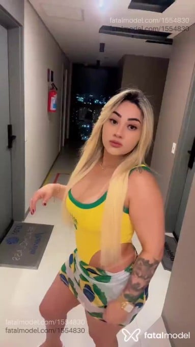 Acompanhante mulher loira (o) de olhos castanhos - Paula Lays