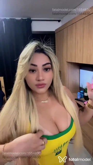 Acompanhante mulher loira (o) de olhos castanhos - Paula Lays