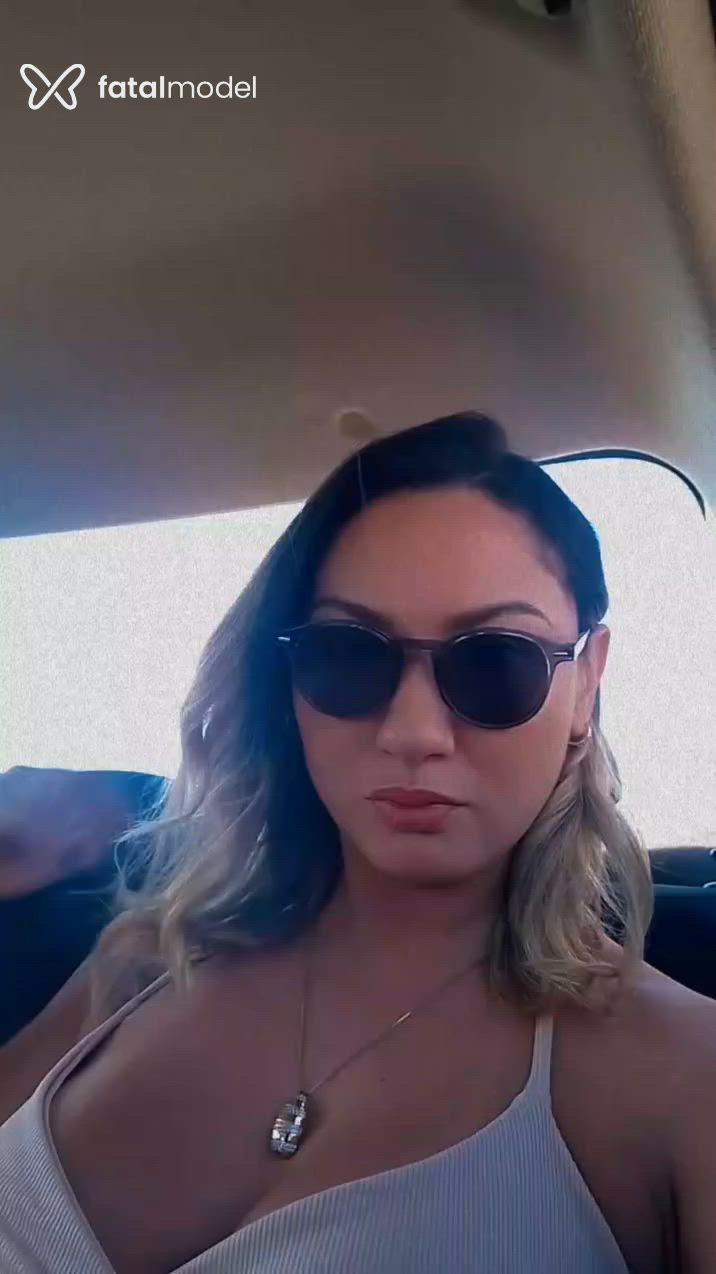 Acompanhante mulher loira (o) de olhos castanhos - Natty
