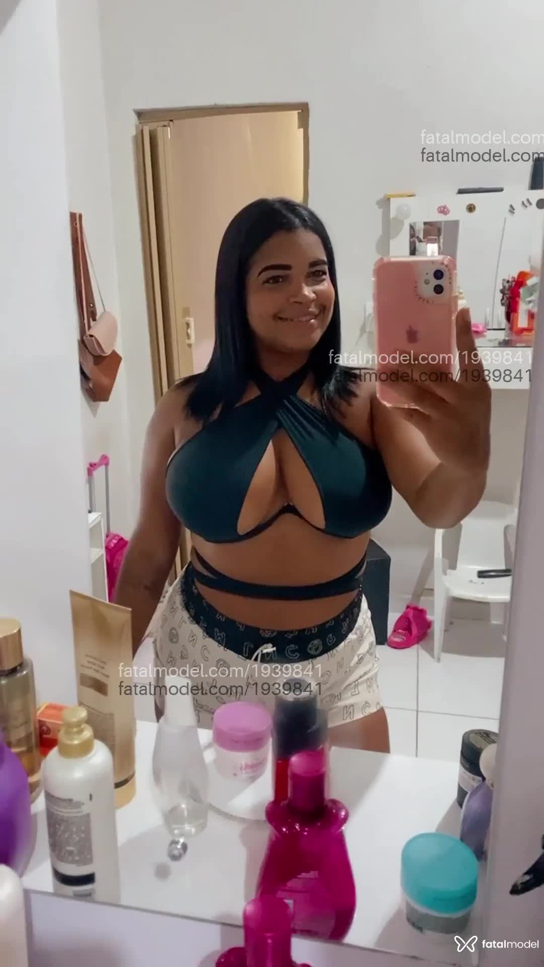 Acompanhante mulher com cabelo castanho de olhos castanhos em Cabo Frio Acompanhante mulher com cabelo castanho de olhos castanhos em Cabo Frio - Raquel