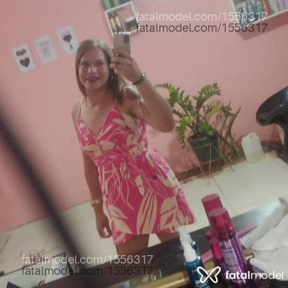 Acompanhante mulher trans com cabelo castanho de olhos verdes - Gaby Silva