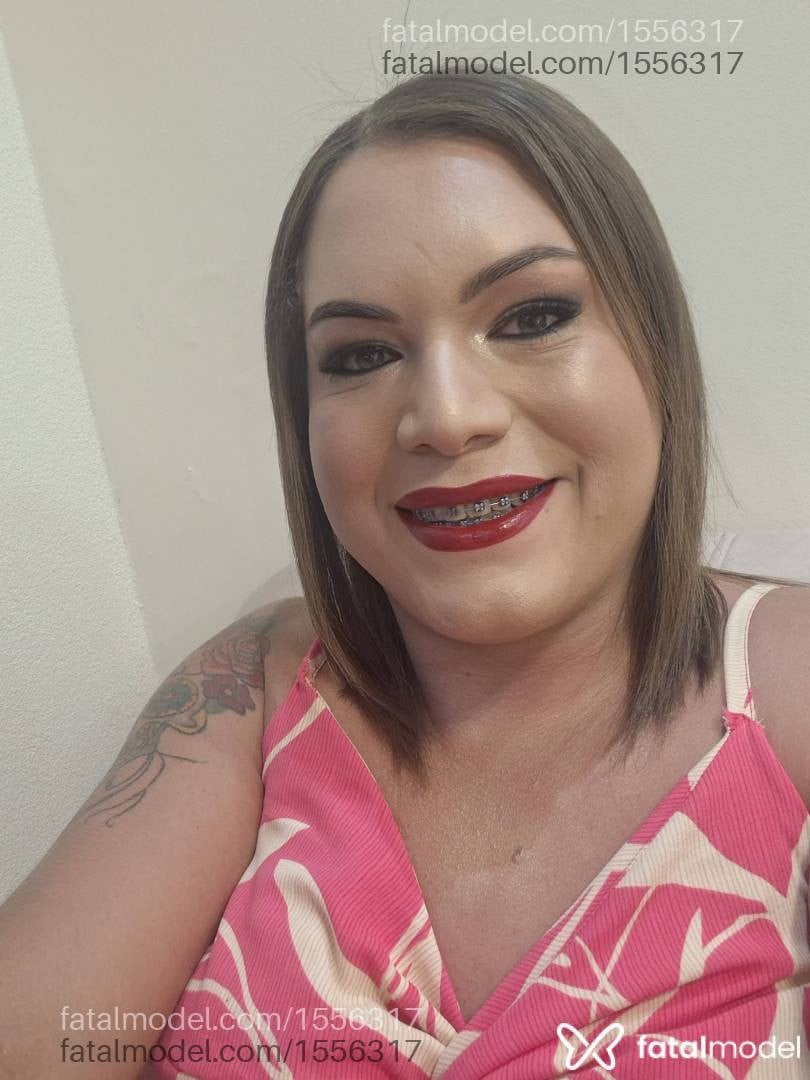 Acompanhante mulher trans com cabelo castanho de olhos verdes - Gaby Silva