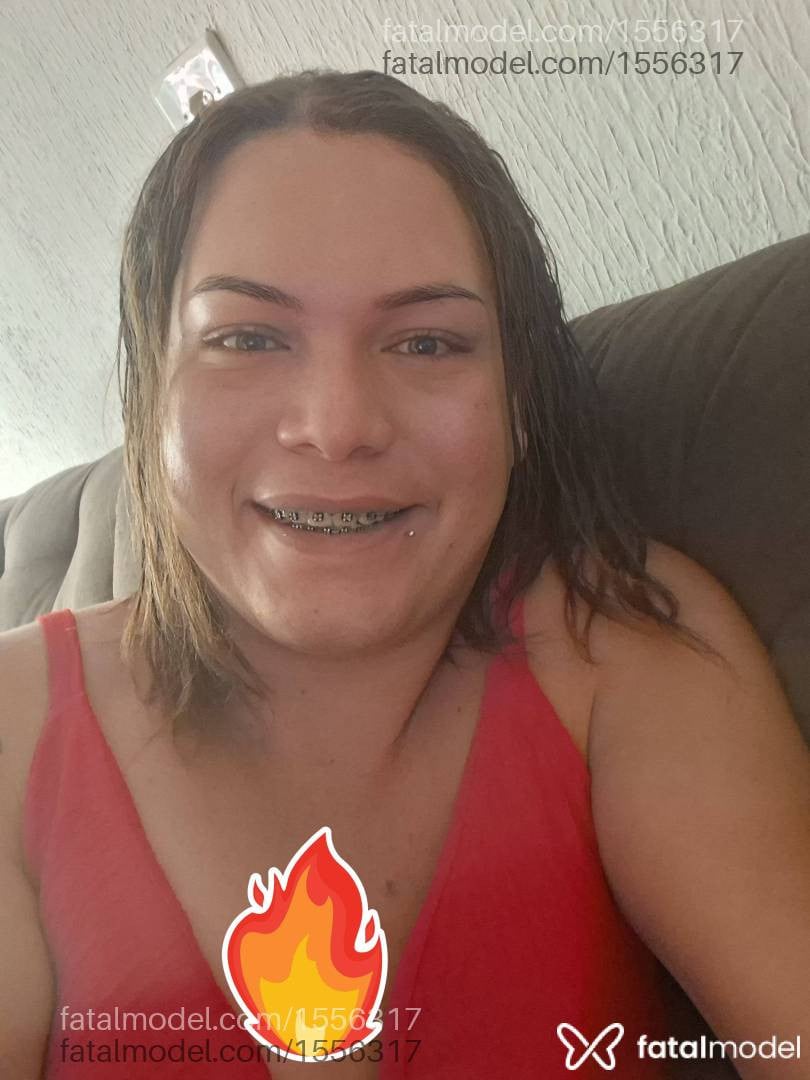 Acompanhante mulher trans com cabelo castanho de olhos verdes - Gaby Silva