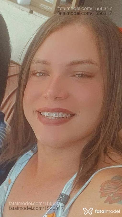 Acompanhante mulher trans com cabelo castanho de olhos verdes - Gaby Silva